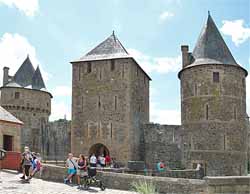 Château de Fougères - entrée du château, tour du Hallay, tour La Haye Saint-Hilaire et tour de Guémadeuc