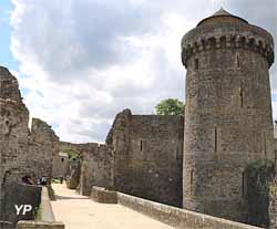 Château de Fougères - avancée et tour de Coigny