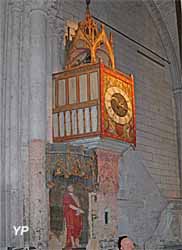 Horloge médiévale à carillons