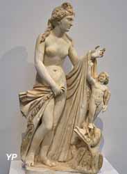 Vénus et l'Amour debout sur un monstre marin (200-300 av. JC)