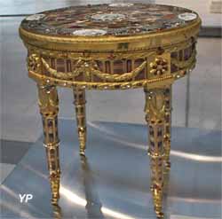 Table offerte par le prince-électeur Frédéric-Auguste III de Saxe au baron de Breteuil, dite Table de Teschen (Johann Christian Neuber, 1779)