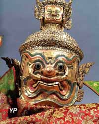Masque d’ogre surmonté de quatre autres têtes, de théâtre lokhon
Carton et cuir bouilli, bois doré, décoré de fragments de miroirs