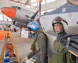 Musée de l'Aéronautique Navale - 2 pilotes en tenue de vol devant le nez d'un Alizé, plus loin un Dakota DC3� (doc. ANAMAN)