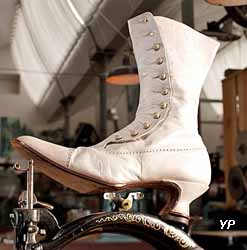 Musée des Métiers de la Chaussure - bottine de mariée