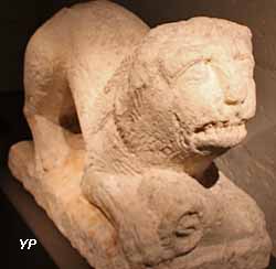 Lion tenant dans ses pattes antérieures une tête de bélier (2e siècle)