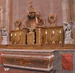 Maître-autel et retable en bois doré