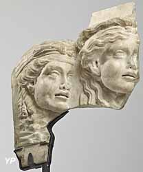Oscillum ( plaque décorative ) avec masques féminins. Marbre, 1er Si. Ap. J.C.