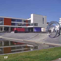 Bibliothèque universitaire de Saint-Quentin-en-Yvelines (BUSQY)
