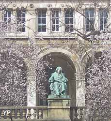 Lycée Jacques Decour - statue de Charles Rollin