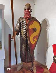 Personnage costumé en soldat du 11e siècle