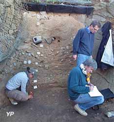 Echantillonnage et mesure radiométrique du site préhistorique de Menez-Dregan (Bretagne)  (doc. Pierre Voinchet�)