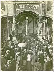 Foule devant la façade du cinéma forain « Cinematocraf » des frères Mazet à la foire de Sarreguemines en 1899 ou 1900)