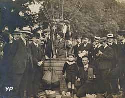 Marie Marvingt avant une ascension en ballon à Nancy avant 1914