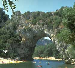 L'Ardèche à Vallon-Pont-d'Arc (doc. Yalta Production)