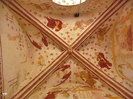 Chapelle Saint-Julien - voûte de la chapelle seigneuriale (remarquer les 8 anges musiciens et la clef de voûte décorée d'un pélican)
