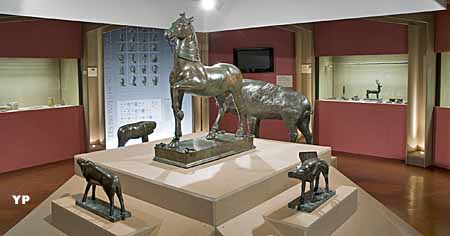 Salle gallo-romaine avec le tr&eacute;sor de Neuvy-en-Sullias