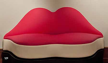 Dalineum, Mae West lips sofa (Salvator Dali)