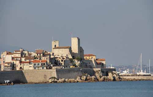 Ville d'Antibes - château Grimaldi et cathédrale Notre-Dame-de-la-Platea