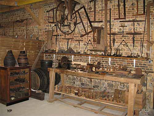 Maison des Traditions Normandes - tour à bois à pédale de 1835