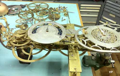 Atelier de restauration en horlogerie et mécanique d'art - restauration d'une pendule astronomique