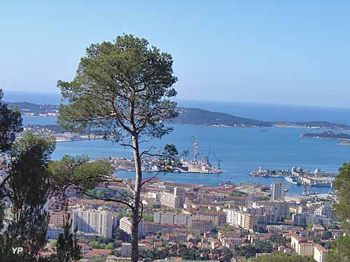 Toulon - le port vu du mont Faron