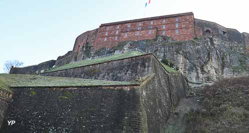 Fortifications et château