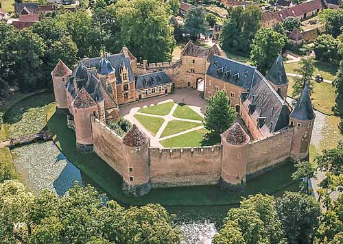 Ch&acirc;teau et jardins d'Ainay-le-Vieil