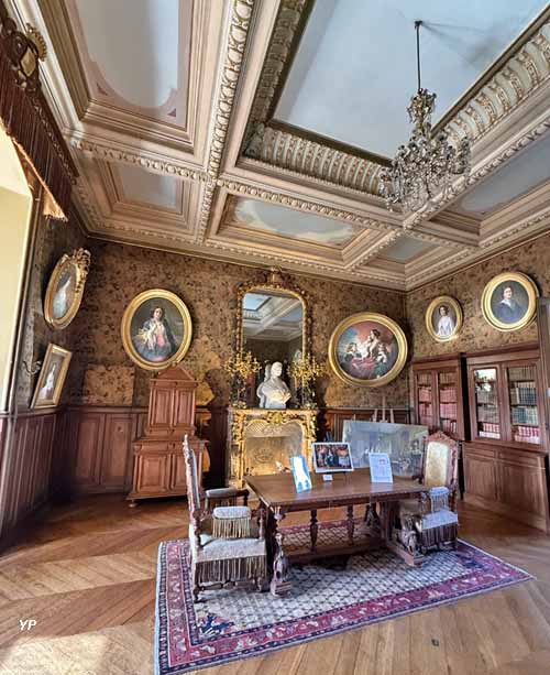 Ch&acirc;teau de Montr&eacute;sor