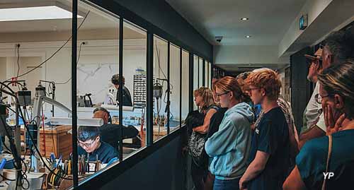 Ls visiteurs d&eacute;couvrent les artisans &agrave; l&rsquo;&oelig;uvre 