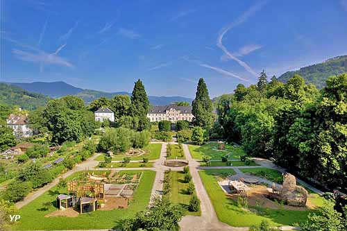 Ch&acirc;teau des Manufacturiers et Jardin R&eacute;gulier