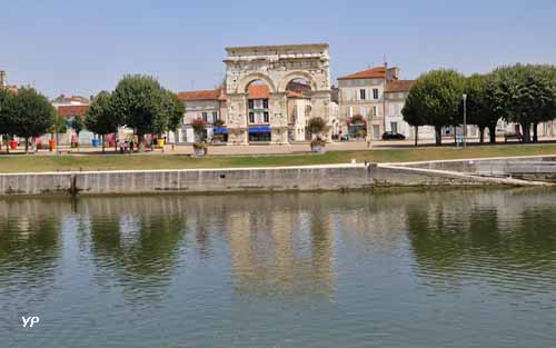 Saintes, la Charente et l'Arc de Germanicus
