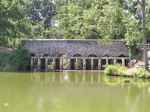 Village médiéval de Chevré - pont de Chevré