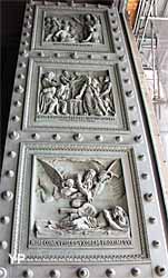 Église de la Madeleine - panneau d'une porte de bronze