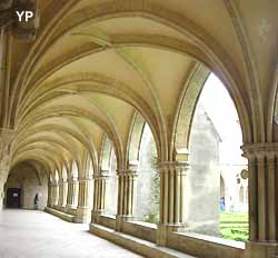 cloître de l'abbaye de Royaumont