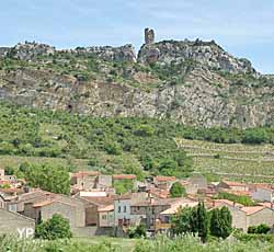 Tautavel, village et ruines du château (doc. Mairie de Tautavel)