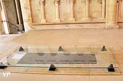 Abbatiale de la Trinité - tombeau de Mathilde de Flandre