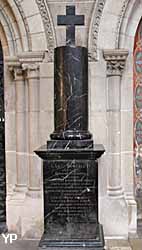 Cathédrale Saint Maurice, tombe de Charles Montault-Désilles, évêque d'Angers