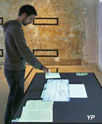 Mémorail de l'Internement et de la Déportation - salle 8 : table holographique