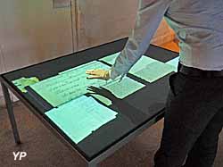 Mémorail de l'Internement et de la Déportation - salle 8 : table holographique