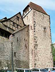 Tour des Voleurs (début XIV° s.) : tour angulaire défensive ayant servi de prison et de lieu d'exercice de la justice seigneuriale (Robert Lehmann/ Société d'Histoire et d'Archéologie de Riquewihr)