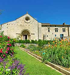 Prieuré de Salagon - façade de l'église et du prieuré