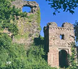 La ruine du château abbatial murbachois du Hugstein (XIIIe siècle), avec les vestiges de sa tour-porte Renaissance du XVe siècle