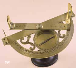 Grand graphomètre à pinnules