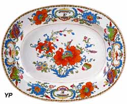 Plat  à décor européen dit Pompadour