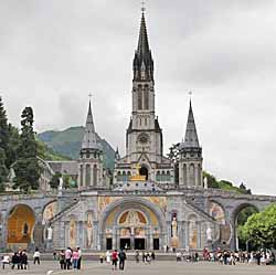 Basilique Notre-Dame-du-Rosaire et au second plan, basilique de l'Immaculée Conception