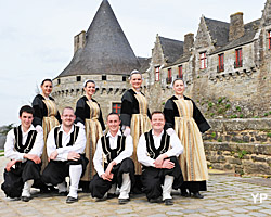 Groupe Kerlenn Pondi devant le château des Rohan à Pontivy (doc. M. Langle - OT Pontivy Communauté)