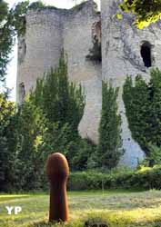 Bollard, acier corten (Antony Gormley) (doc. Donjon de Jouy - Parc de Sculptures Contemporaines)