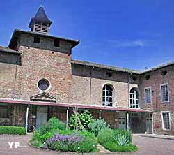 Cour d'honneur de l'ancien hôpital royal de Châtillon