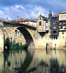 Pont Vieux à Villeneuve-sur-Lot (doc. CRTA / JJ Brochard)