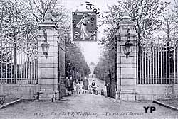 Entrée de l'Asile de Bron (doc. Centre Hospitalier Le Vinatier)